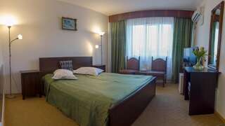 Отель Hotel Petroşani Петрошани Улучшенный двухместный номер с 1 кроватью или 2 отдельными кроватями-3