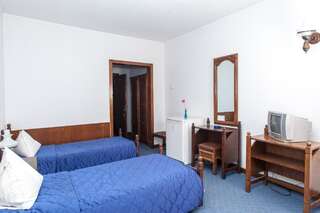 Отель Hotel Petroşani Петрошани Улучшенный двухместный номер с 1 кроватью или 2 отдельными кроватями-18