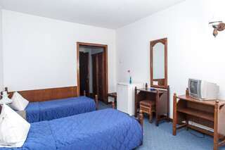 Отель Hotel Petroşani Петрошани Улучшенный двухместный номер с 1 кроватью или 2 отдельными кроватями-35