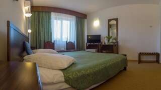 Отель Hotel Petroşani Петрошани Улучшенный двухместный номер с 1 кроватью или 2 отдельными кроватями-1